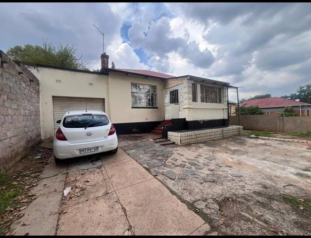 7 BEDROOM HOUSE FOR SALE IN BEZUIDENHOUT VALLEY